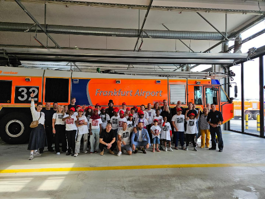 Kinder besuchen die Frankfurter Flughafenfeuerwehr