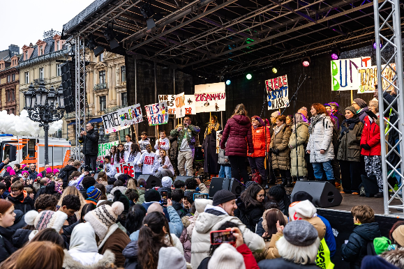 Musikalische Kundgebung Komm, wir singen für den Frieden auf dem Opernplatz
