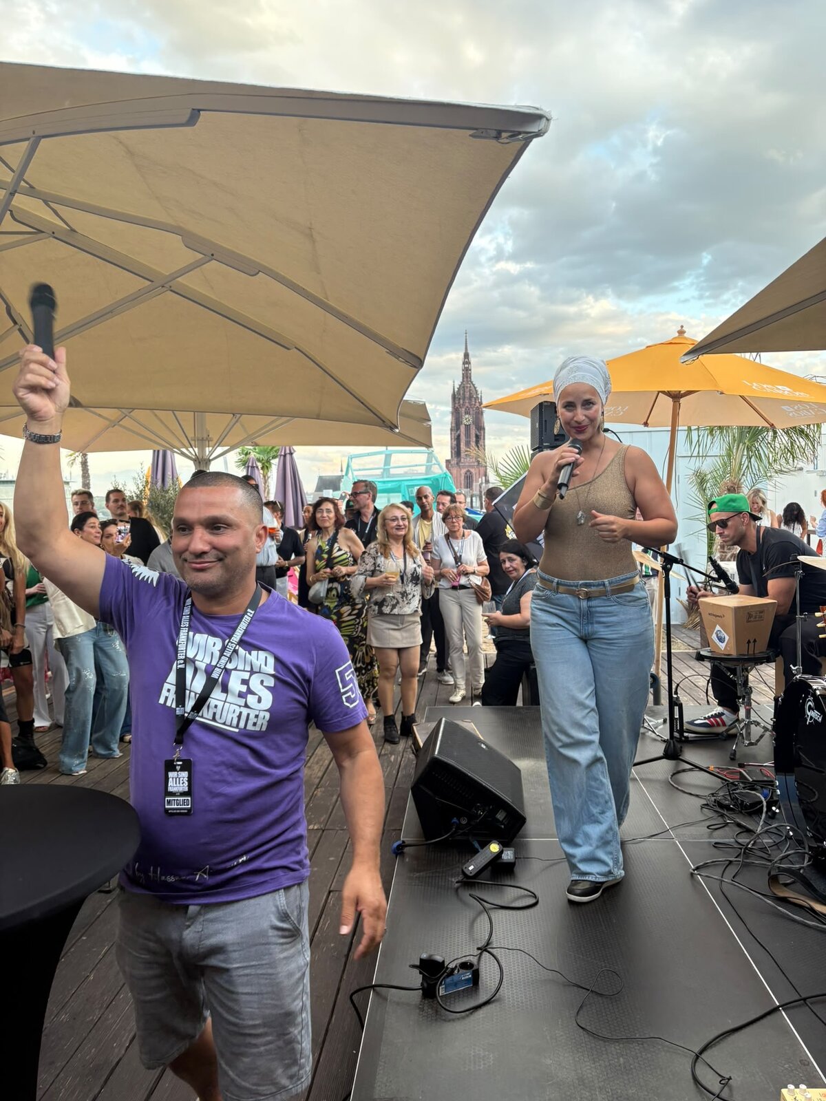 Vorstandsvorsitzender Hassan Annouri moderiert das Bühnenprogramm beim WSAF-Sommerfest 2026