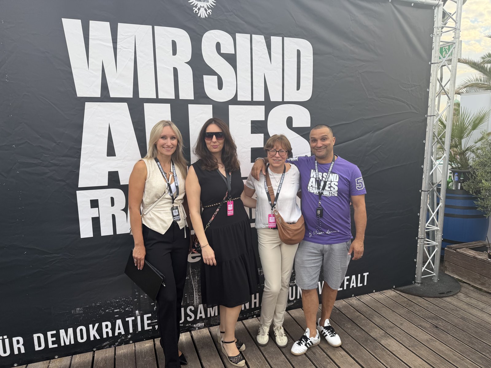 Gäste in WSAF-Shirts vor der großen „Wir sind alles Frankfurter“-Wand beim Sommerfest 2026