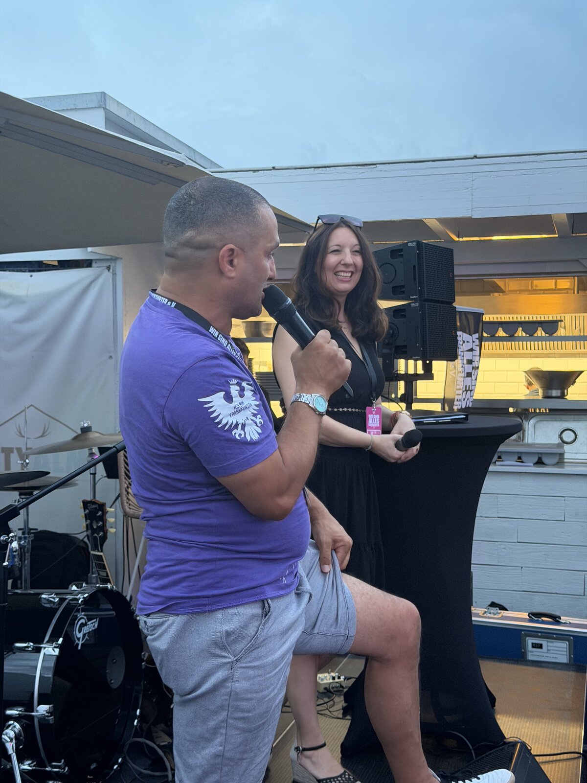 Hassan Annouri moderiert mit Mikrofon am Abend des WSAF-Sommerfests 2026