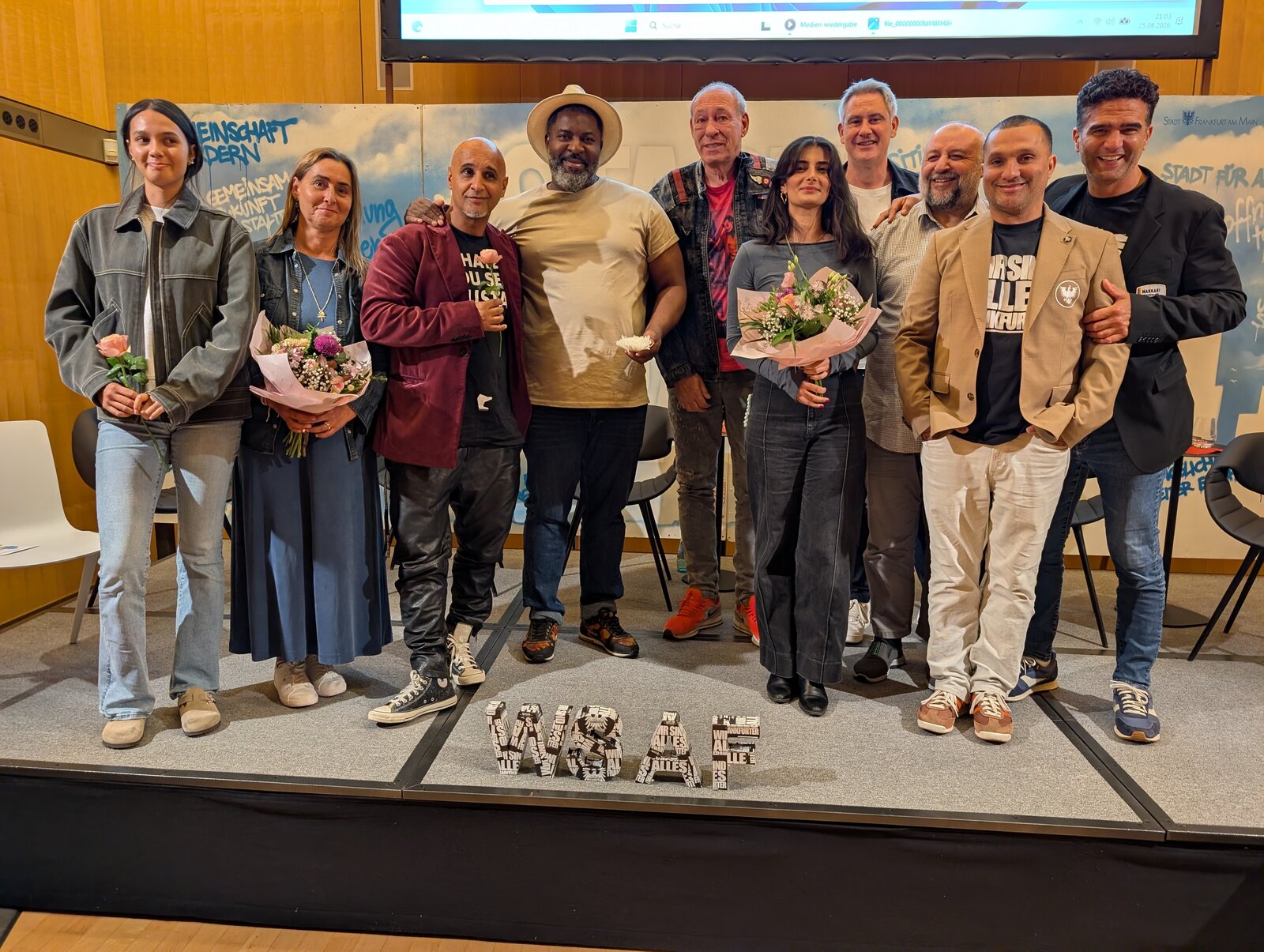 Gruppenbild der Podiumsgäste mit Hassan Annouri und dem WSAF-Schriftzug bei Stadt der Träume #5