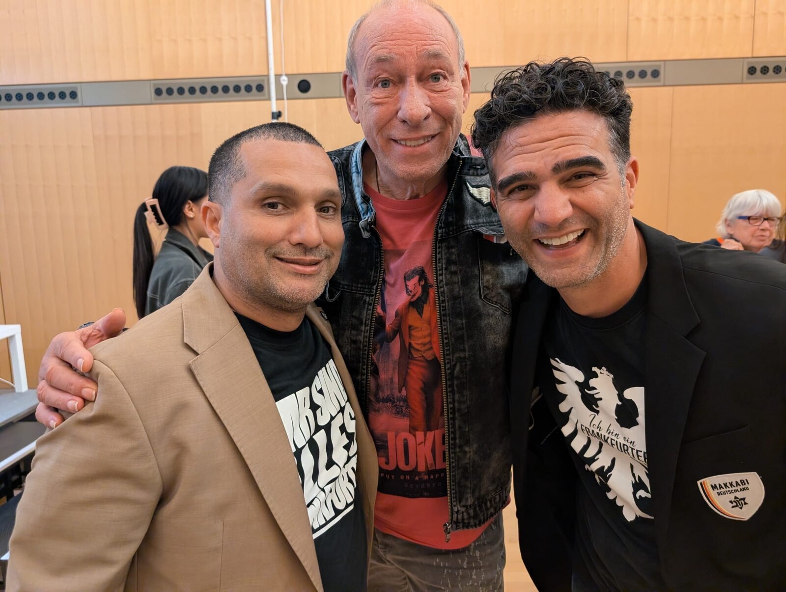 Gastgeber Hassan Annouri mit Gästen am Rande von Stadt der Träume #5
