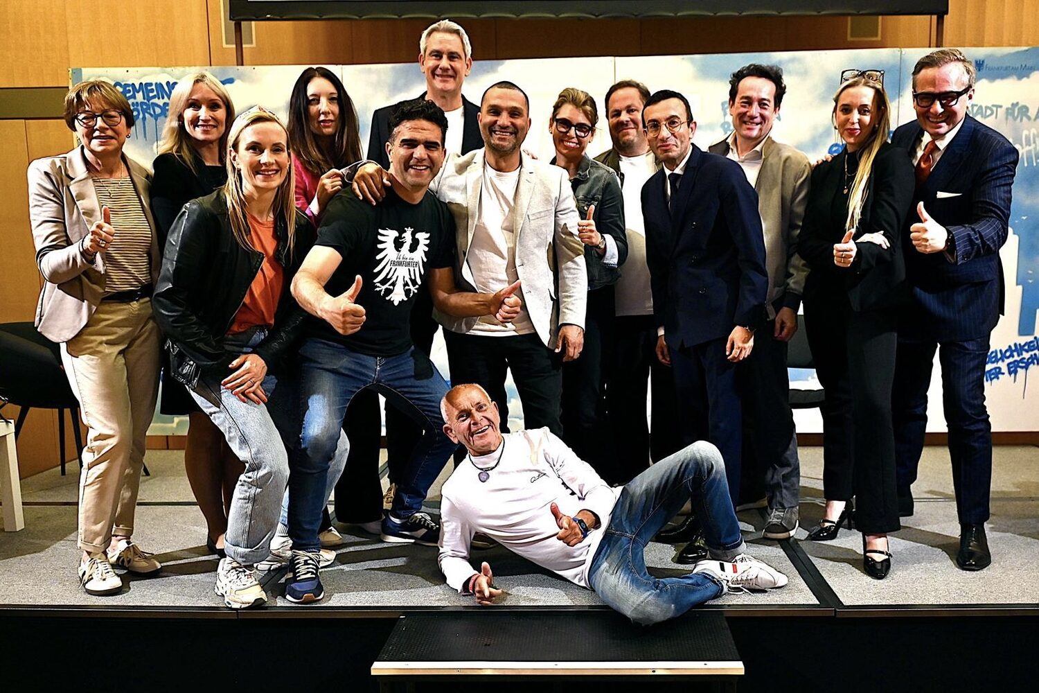 Gruppenbild mit Mike Josef, Vorstand und Gästen am Ende des Abends